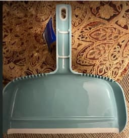 Clip‑On Dust Pan, Light Teal Handheld Dustpan with Built‑In Comb, Nonslip Handle & Hanging Loop for Household Cleaning