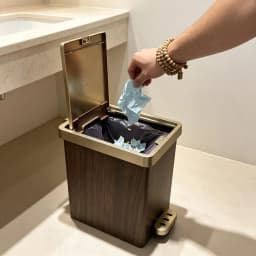 Wood Grain Square Pedal Trash Can, Plastic Step‑On Garbage Bin with Removable Inner Bucket, Odor‑Proof Lidded Waste Bin with Gold Accent for Bathroom Kitchen Bedroom Office Home