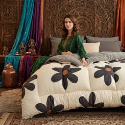 Microfiber-Filled Warm Comforter  Luxurious Soft Thick Bedspread for Bedroom and Hotel Use.