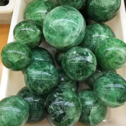 6-7cm/2.36-2.76inch Natural Green Fluorite Crystal Ball with Wooden Stand Polished Reiki Healing Chakra Stone for Clarity Focus Balance Meditation Yoga Feng Shui Home Office Desk Decor Display Emotional Healing Gift for Crystal Lover Collection
