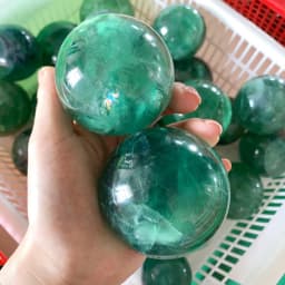6-7cm/2.36-2.76inch Natural Green Fluorite Crystal Ball with Wooden Stand Polished Reiki Healing Chakra Stone for Clarity Focus Balance Meditation Yoga Feng Shui Home Office Desk Decor Display Emotional Healing Gift for Crystal Lover Collection