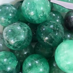 6-7cm/2.36-2.76inch Natural Green Fluorite Crystal Ball with Wooden Stand Polished Reiki Healing Chakra Stone for Clarity Focus Balance Meditation Yoga Feng Shui Home Office Desk Decor Display Emotional Healing Gift for Crystal Lover Collection