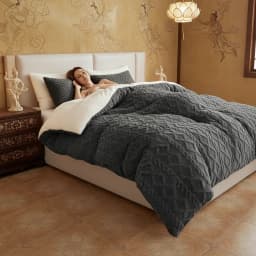 Multiple Sizes Geometric Stripe Velvet Quilt Thick Warm Soft Blanket for Winter Comfort.
