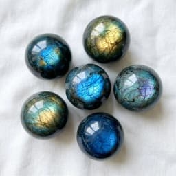 Natural Labradorite Crystal Sphere Ball 1.6-2.8in with Wood Base Large Handmade Aurora Flash Iridescent Labradorescence High Quality Home Decor Desk Ornament Office Decor Room Decor Bedroom Decor Table Centerpiece Collectible Specimen Wooden Stand Display