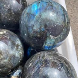 1.6-2inch Natural Labradorite Crystal Ball with Wooden Stand Polished Reiki Healing Chakra Stone for Intuition Protection Transformation Meditation Yoga Feng Shui Home Office Desk Decor Living Room Bookshelf Display Blue Green Flash Iridescent Gift