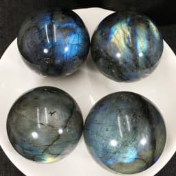 1.6-2inch Natural Labradorite Crystal Ball with Wooden Stand Polished Reiki Healing Chakra Stone for Intuition Protection Transformation Meditation Yoga Feng Shui Home Office Desk Decor Living Room Bookshelf Display Blue Green Flash Iridescent Gift