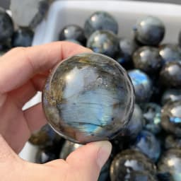 1.6-2inch Natural Labradorite Crystal Ball with Wooden Stand Polished Reiki Healing Chakra Stone for Intuition Protection Transformation Meditation Yoga Feng Shui Home Office Desk Decor Living Room Bookshelf Display Blue Green Flash Iridescent Gift