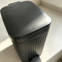 Apartment Dorm Essential Square Pedal Trash Can, Vertical Ribbed Matte Plastic Waste Bin with Bag Fixing Rim, Dual Foot & Press Lid, Odor Blocking Household Garbage Bin for Bedroom, Bathroom & Home Office
