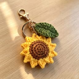 Viral Aesthetic Hand Crochet Sunflower With Leaf Keychain, Knitted Yarn Flower Bag Charm Pendant, Cute Handmade Accessory Gift