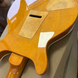 Solid-body electric guitar with golden lacquer tiger-striped maple veneer, pearl shell inlay trim, dual pickups. Suitable for rock music. Christmas gift. Available in US warehouse. Free shipping.