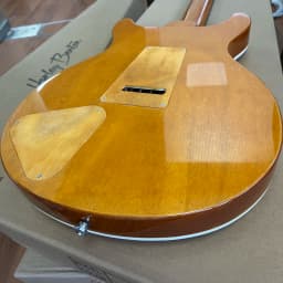 Solid-body electric guitar with golden lacquer tiger-striped maple veneer, pearl shell inlay trim, dual pickups. Suitable for rock music. Christmas gift. Available in US warehouse. Free shipping.