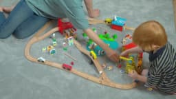 Joyfy 110/60 Pcs Wooden Train Set with Tracks City Scene Railway Set with Magnetic Trains Toy for kids Birthday Christmas Gift