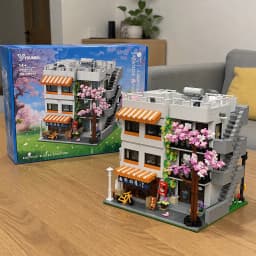 3911PCS Sushi Shop Apartment Building Blocks Set Japanese Street View House Cherry Blossom Architecture Modular Model Kit with 5 Figuren and LED Lighting DIY Assembly Bricks Toys for Adults Gift Desktop Ornament Collection Display Home Decortion