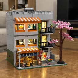 3911PCS Sushi Shop Apartment Building Blocks Set Japanese Street View House Cherry Blossom Architecture Modular Model Kit with 5 Figuren and LED Lighting DIY Assembly Bricks Toys for Adults Gift Desktop Ornament Collection Display Home Decortion
