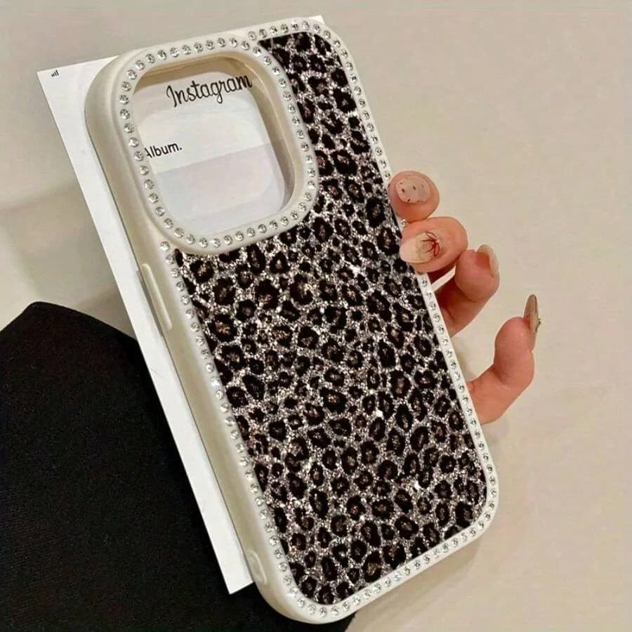 A Shiny Leopard Print Flip Case With Diamonds For IPhone 17promax/17air 16 Pro Max, 16, 15 Pro, 14, 14 Plus, 14 Pro Max, 13, 13 Pro, 12 Pro And 11 Pro Max Models. Designed To Resist Drops And Stains, This Soft Case Is Perfect For Men