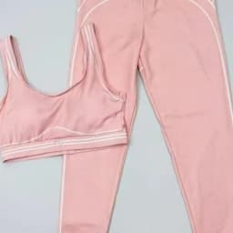 Slim Fit Workout Outfit with Stretch Fabric and Modern Graphic Design