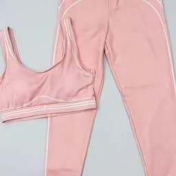Slim Fit Workout Outfit with Stretch Fabric and Modern Graphic Design