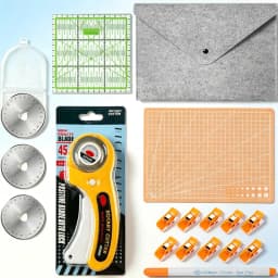 7-Piece Sewing Supplies Set, 45mm Rotary Cutter for Sewing, Round Blade, A4 Cutting Mat, Thickened Cutting Board, Sewing Ruler, Marker Pen, Clips, and Storage Bag – Suitable for DIY Hand Tools, Patchwork, Leather, Felt