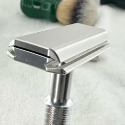 KAMPFE CNC Carving Closed comb Double-Sided Aluminum Manual Safety Razor Classic Shaver Mild Scratcher for Men And Women Gift