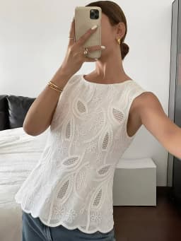 Elegant Directed Women's Spring Summer New White Embroidered Floral Round Neck Sleeveless Loose Lace Hem Elegant Shirt