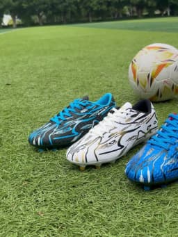 New Men Football Boots TF Sport Training Soccer Shoes Kids Ultralight Breathable Professional Sneakers Unisex Grass Cleats Match
