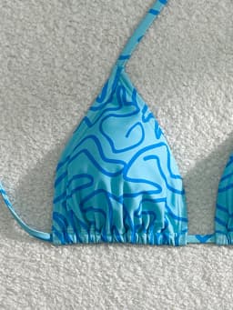 The blue striped bikini design is fashionable and individual and the halterneck tie can be adjusted freely and it is a must-ha