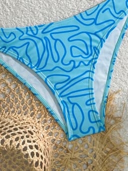 The blue striped bikini design is fashionable and individual and the halterneck tie can be adjusted freely and it is a must-ha