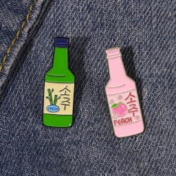Soju Enamel Pin Korea Wine Brooch Badge Cartoon Peach Fresh Bottle Pink Green Lapel Sweater Hat Jewelry Custom Gift Wholesale
