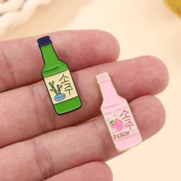 Soju Enamel Pin Korea Wine Brooch Badge Cartoon Peach Fresh Bottle Pink Green Lapel Sweater Hat Jewelry Custom Gift Wholesale