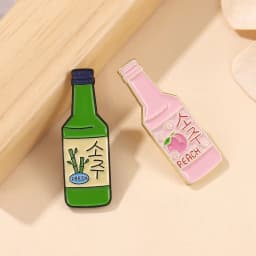 Soju Enamel Pin Korea Wine Brooch Badge Cartoon Peach Fresh Bottle Pink Green Lapel Sweater Hat Jewelry Custom Gift Wholesale