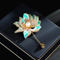 Vintage Elegant Women Classic Pendant Lotus Crystal Brooches Badges Exquisite Lady Shiny Plant Rhinestone Party Pins Jewelry