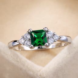 Huitan Simple Minimalist Style Finger Rings Modest Design With Cute Green Cubic Zircon Stone Proposal Engagement Rings For Women