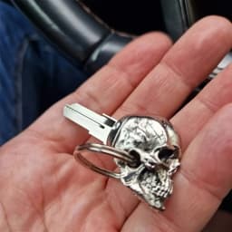 Stainless Steel Skull Motorcycle Key Decorative Hat, Unique Gift for Cyclists, Skull Keychain Decoration (Key Not Included)