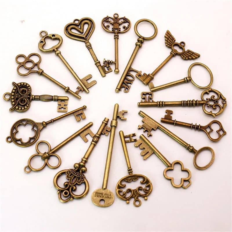 10pcs/Lot Retro Antique Bronze Heart Engraved Vintage Key Pendant-DIY Jewelry Charms for Necklace&Keychain Craft Making Supplies