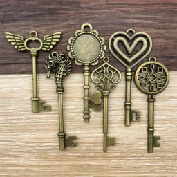 10pcs/Lot Retro Antique Bronze Heart Engraved Vintage Key Pendant-DIY Jewelry Charms for Necklace&Keychain Craft Making Supplies