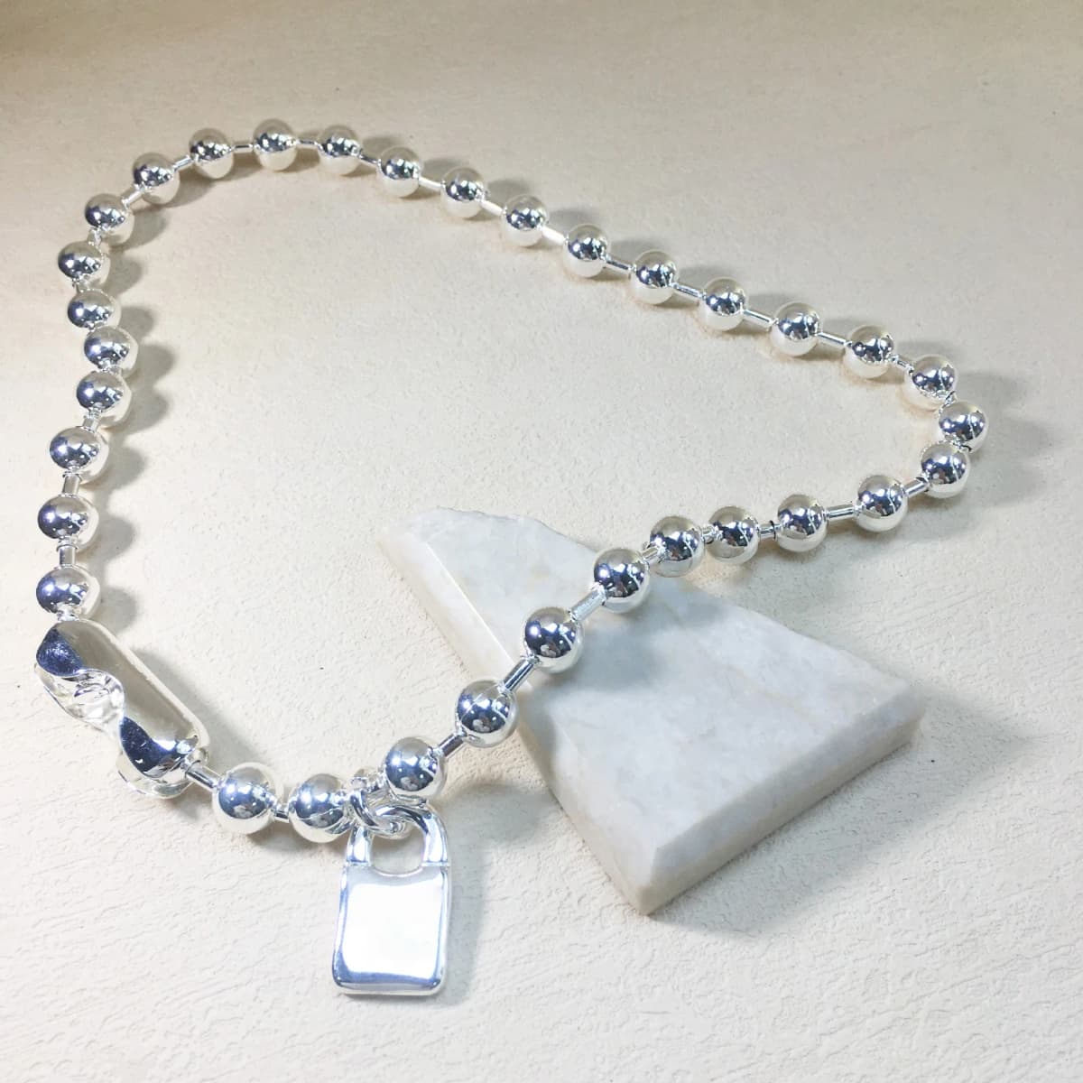 2025 new niche design gold and silver bead chain lock retro style and sexy necklace