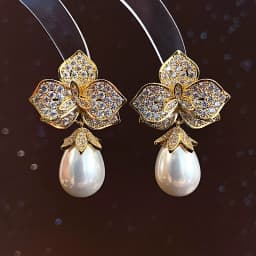 Fashionable and Elegant Three-Dimensional Flower Droplet Shaped Pearl Earrings