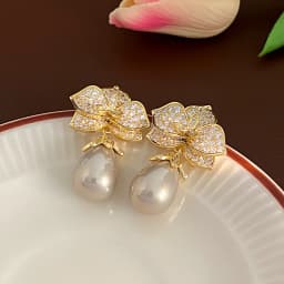 Fashionable and Elegant Three-Dimensional Flower Droplet Shaped Pearl Earrings