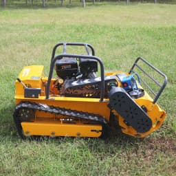 Remote-controlled lawnmower and remote-controlled grass shredder with a 45° working slope; garden tools for gardens and lawns.