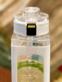 1 piece white 700ml sports water bottle, portable sippy cup. Suitable for outdoor, sports, cycling and carrying!