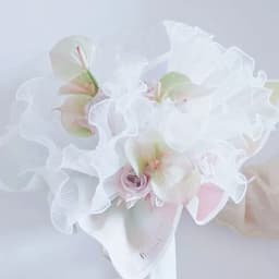 White Floral Packaging for Bouquets Including Decorative Mesh Wrapping Paper, Pearl-Edged Wrapping Paper, Wrinkled Wave Mesh