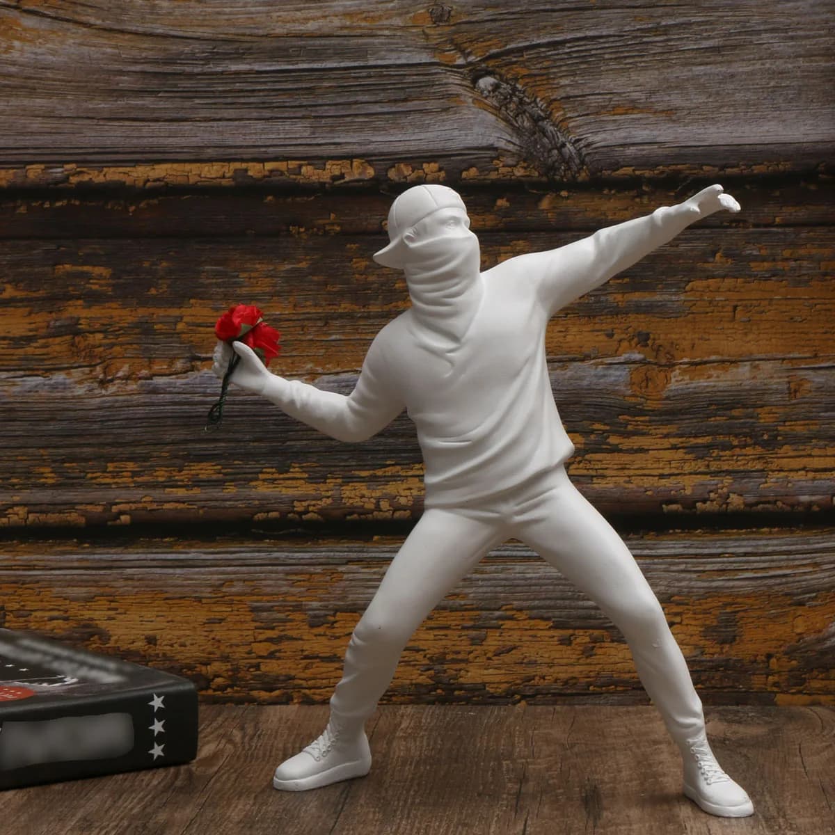 1 PC Resin Banksy Sculptures Flower Thrower Statue Home Decoration Desk Accessories Collectible Figurine Decorative Inter