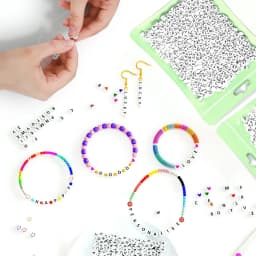 800 Pieces Letter Beads for Making, 28 Patterns and 8 Colors of Alphabet Beads, Colorful Face Beads and Heart Bea