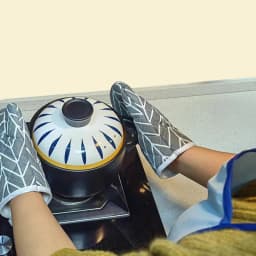 2 pieces of insulated kitchen gloves, heat-resistant microwave gloves, heat-resistant thickened grid oven gloves
