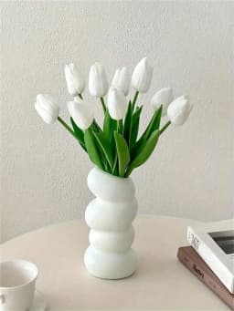A Set of 6 Artificial Tulips, Suitable for Home Decoration and Tabletop Floral Decoration on Anniversaries (Vase Not Included)