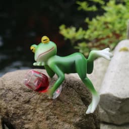 A delightful green frog and wine glass ornament – suitable for indoor and outdoor decoration in gardens, aquariums, garden ponds, flower pot edges, and frog-themed gardens.