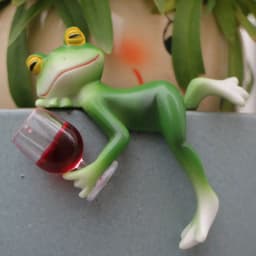 A delightful green frog and wine glass ornament – suitable for indoor and outdoor decoration in gardens, aquariums, garden ponds, flower pot edges, and frog-themed gardens.