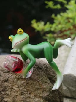 A delightful green frog and wine glass ornament – suitable for indoor and outdoor decoration in gardens, aquariums, garden ponds, flower pot edges, and frog-themed gardens.