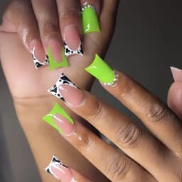 24Pcs Duckbill Press on Nails Y2K White French Edge Five Petal Flower Full Cover Acrylic Fake Nail Diamond inlaid Nail Art