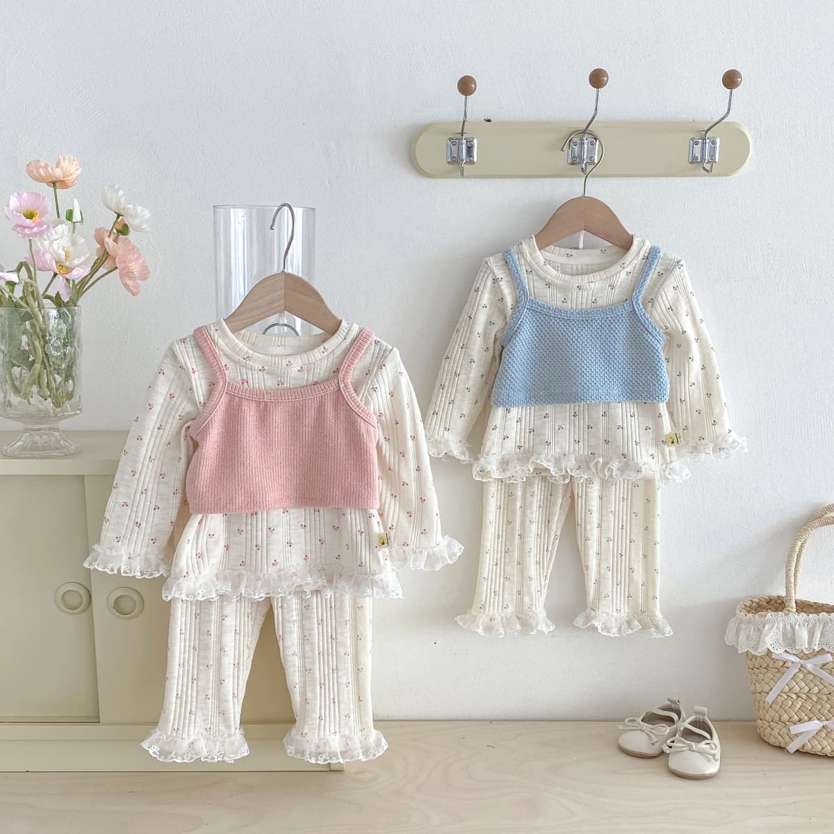 The 2025 Autumn New Infant and Toddler Set, a Three-Piece Outerwear, Undershirt, Underpants and Vest for Girls Going Out